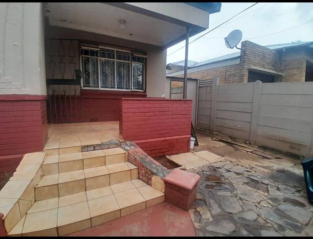 4 BEDROOM HOUSE FOR SALE IN BEZUIDENHOUT VALLEY